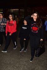 Karishma Kapoor spotted at airport with her family on 2nd Jan 2019 (4)_5c2cc9f381311.jpg