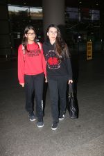 Karisma Kapoor with family spotted at airport in mumbai on 2nd Jan 2019 (22)_5c2db22a28242.JPG