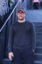 Aamir Khan At The Sunday Jazz Brunch At Mia Cuciana Bandra on 7th Jan 2019 (22)_5c3833f9e218f.jpg