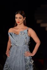Tabu at the Opening of Lakme Fashion Week on 29th Jan 2019 (21)_5c5158a338af7.jpg