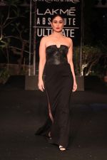 Kareena Kapoor Walks As Showstopper For Shantanu & Nikhil  Show on Lakme Fashion Show Day 5 on 3rd Feb 2019 (10)_5c57f52ae6324.jpg