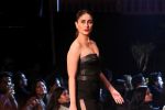 Kareena Kapoor Walks As Showstopper For Shantanu & Nikhil  Show on Lakme Fashion Show Day 5 on 3rd Feb 2019 (13)_5c57f52fe6ab8.jpg