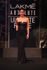 Kareena Kapoor Walks As Showstopper For Shantanu & Nikhil  Show on Lakme Fashion Show Day 5 on 3rd Feb 2019 (23)_5c57f53f32df2.jpg