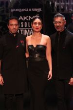 Kareena Kapoor Walks As Showstopper For Shantanu & Nikhil  Show on Lakme Fashion Show Day 5 on 3rd Feb 2019 (28)_5c57f548022d6.jpg