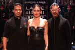 Kareena Kapoor Walks As Showstopper For Shantanu & Nikhil  Show on Lakme Fashion Show Day 5 on 3rd Feb 2019 (30)_5c57f54b91f6a.jpg