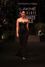 Kareena Kapoor Walks As Showstopper For Shantanu & Nikhil  Show on Lakme Fashion Show Day 5 on 3rd Feb 2019 (8)_5c57f526b5cf0.jpg