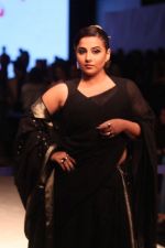 Vidya Balan at Anavila Fashion Show on 2nd Feb 2019 (11)_5c57f50a08df6.jpg