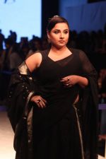 Vidya Balan at Anavila Fashion Show on 2nd Feb 2019 (12)_5c57f50b6d58a.jpg