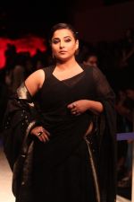 Vidya Balan at Anavila Fashion Show on 2nd Feb 2019 (21)_5c57f5183238f.jpg