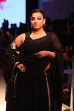 Vidya Balan at Anavila Fashion Show on 2nd Feb 2019 (23)_5c57f51b3bab3.jpg