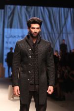 Aditya Roy Kapoor walk the ramp for Kunal Rawal at Lakme Fashion Week 2019  on 3rd Feb 2019  (17)_5c593e2c1ed3a.jpg