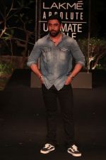 Amit Sadh on Day 5 at Lakme Fashion Week 2019  on 3rd Feb 2019 (30)_5c59402025561.jpg