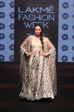 Karisma Kapoor walk the Ramp on Day 5 at Lakme Fashion Week 2019 on 3rd Feb 2019 (127)_5c593f608b044.jpg