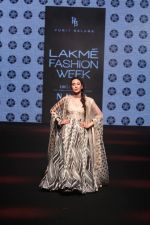 Karisma Kapoor walk the Ramp on Day 5 at Lakme Fashion Week 2019 on 3rd Feb 2019 (128)_5c593f62462f4.jpg