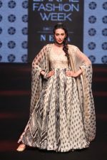 Karisma Kapoor walk the Ramp on Day 5 at Lakme Fashion Week 2019 on 3rd Feb 2019 (130)_5c593f663b7cd.jpg