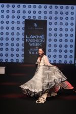 Karisma Kapoor walk the Ramp on Day 5 at Lakme Fashion Week 2019 on 3rd Feb 2019 (135)_5c593f6eda160.jpg