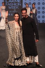 Karisma Kapoor walk the Ramp on Day 5 at Lakme Fashion Week 2019 on 3rd Feb 2019 (145)_5c593f842f2db.jpg