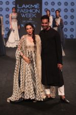 Karisma Kapoor walk the Ramp on Day 5 at Lakme Fashion Week 2019 on 3rd Feb 2019 (147)_5c593f87891bf.jpg