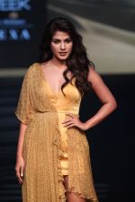 Rhea Chakraborty at Lakme Fashion Week 2019 on 2nd Feb 2019 (40)_5c5939a28ba2a.jpg