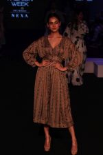 Sonal Chauhan walk the Ramp on Day 5 at Lakme Fashion Week 2019 on 3rd Feb 2019 (175)_5c593fde4d215.jpg