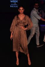 Sonal Chauhan walk the Ramp on Day 5 at Lakme Fashion Week 2019 on 3rd Feb 2019 (176)_5c593fe03ab65.jpg