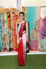 Karisma Kapoor at the special preview of spring summer 19 collection of Satya Paul at thier store in Phoenix on 6th Feb 2019 (13)_5c5bde8f31cf9.jpg