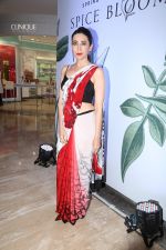 Karisma Kapoor at the special preview of spring summer 19 collection of Satya Paul at thier store in Phoenix on 6th Feb 2019 (23)_5c5bdea36e14e.jpg