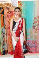 Karisma Kapoor at the special preview of spring summer 19 collection of Satya Paul at thier store in Phoenix on 6th Feb 2019 (8)_5c5bde85a73e4.jpg