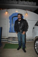 Raj Kundra at the baby shower of her manager in bandra on 8th Feb 2019 (3)_5c612f257f18a.jpg