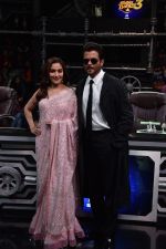 Anil Kapoor and Madhuri Dixit on sets of Super Dancer chapter 3 on 11th Feb 2019 (22)_5c62748ab537e.jpg