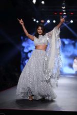 Kubbra Sait at Smile Foundation & Designer Sailesh Singhania fashion show for the 13th edition of Ramp for Champs at the race course in mahalxmi on 13th Feb 2019 (21)_5c651ed62ecc6.jpg
