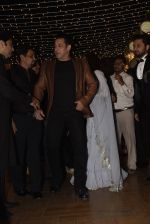 Salman Khan at Sonakshi Sinha_s wedding reception in four bungalows, andheri on 17th Feb 2019 (41)_5c6a64520c23d.jpg