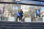 Karisma Kapoor_s daughter Samiera spotted at maple store in bandra on 19th Feb 2019 (4)_5c6d070847fbf.jpg