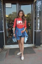 Shilpa Shetty with family spotted at Bastian bandra on 21st Feb 2019 (15)_5c6fb1485a90f.jpg