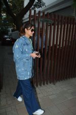 Ileana D_cruz spotted at clinic in bandra on 25th Feb 2019 (22)_5c763d99ef2a3.jpg