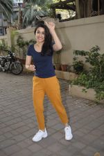 Shraddha kapoor meets her fans on her birthday at juhu on 4th March 2019 (29)_5c80d16788bf7.jpg
