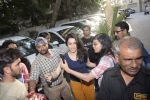 Shraddha kapoor meets her fans on her birthday at juhu on 4th March 2019 (38)_5c80d17918926.jpg