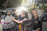 Shraddha kapoor meets her fans on her birthday at juhu on 4th March 2019 (44)_5c80d18552135.jpg