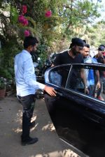 Ajay Devgan spotted at versova on 13th March 2019 (14)_5c8a08e97f587.jpg