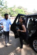 Kajol spotted at versova on 13th March 2019 (12)_5c8a08f2c7a4d.jpg