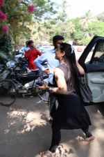 Kajol spotted at versova on 13th March 2019 (9)_5c8a08edbef7b.jpg