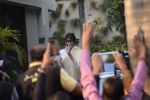 Amitabh Bachchan meets his fans outside his residence in juhu on 18th March 2019 (1)_5c908fe09368b.JPG