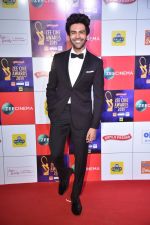 Kartik Aaryan at Zee cine awards red carpet on 19th March 2019 (45)_5c91e962bdd02.jpg