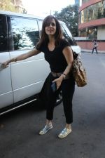 Sussane Khan spotted at Kromakay juhu on 20th March 2019 (6)_5c9336a8aa845.JPG