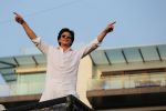 Shahrukh Khan with son Abram waves the fans on Eid at his bandra residence on 5th June 2019 (11)_5cf8b64f63796.jpg