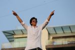 Shahrukh Khan with son Abram waves the fans on Eid at his bandra residence on 5th June 2019 (12)_5cf8b650d9daf.jpg