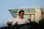 Shahrukh Khan with son Abram waves the fans on Eid at his bandra residence on 5th June 2019 (19)_5cf8b65c380a6.jpg