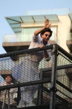 Shahrukh Khan with son Abram waves the fans on Eid at his bandra residence on 5th June 2019 (27)_5cf8b6687291e.jpg