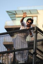 Shahrukh Khan with son Abram waves the fans on Eid at his bandra residence on 5th June 2019 (28)_5cf8b66a1cbf1.jpg