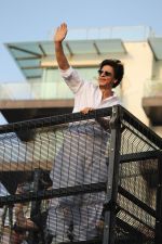 Shahrukh Khan with son Abram waves the fans on Eid at his bandra residence on 5th June 2019 (30)_5cf8b66d73450.jpg